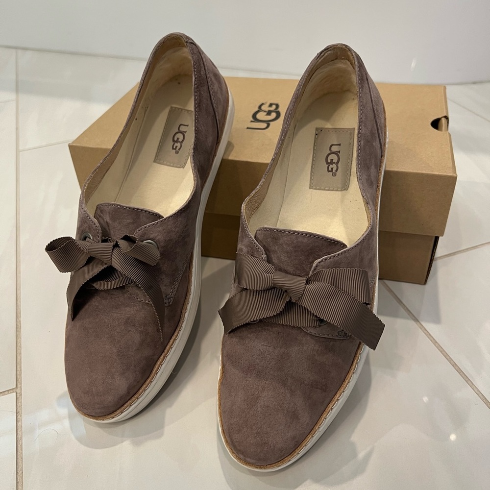 UGG Carilyn slip on ballet flat sneaker leather/ suede